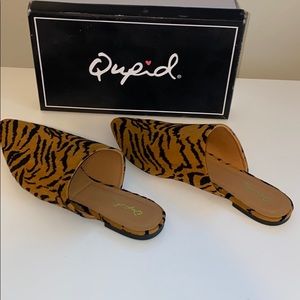 Women’s flat shoes.